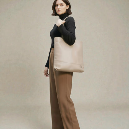 【新製品】BEH《ビーエイチ》スマートシティトート | A4対応 13インチPC対応 縦型 5L 横34.5cm 防水本革 軽量 薄型 ユニセックス