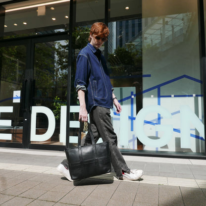 BTY《ビーティーワイ》ブラックシティトート_メンズモデル③