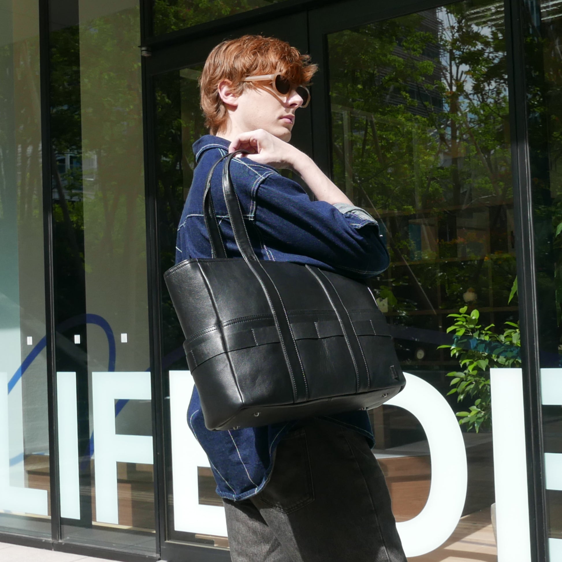 BTY《ビーティーワイ》ブラックシティトート_メンズモデル②