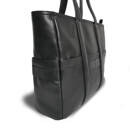 BTY《ビーティーワイ》ブラックシティトート_斜め正面