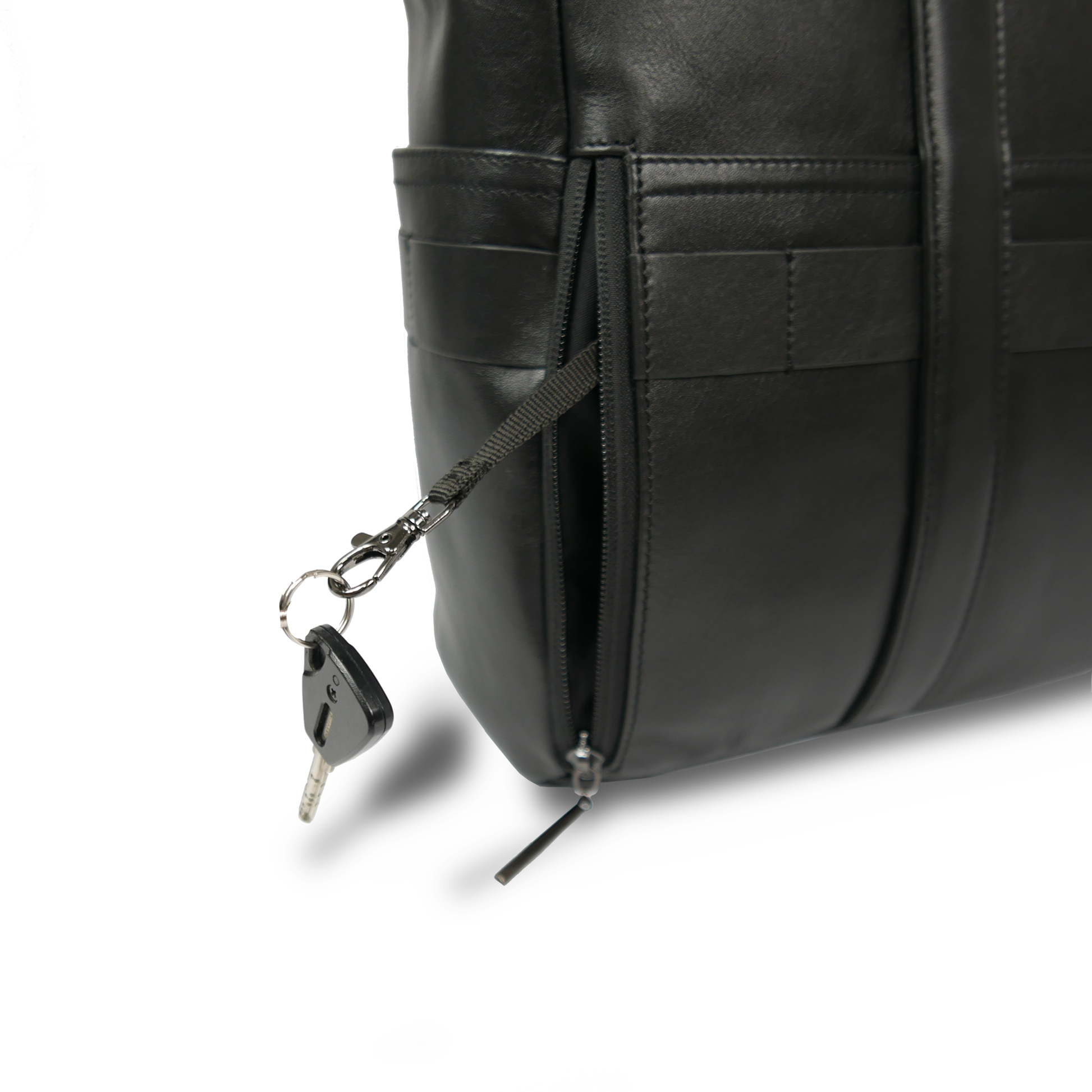 BTY《ビーティーワイ》ブラックシティトート_背面ポケットキーホルダー