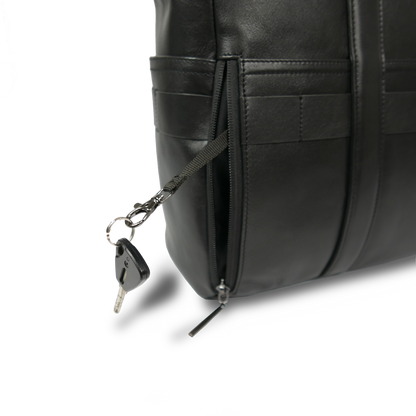 BTY《ビーティーワイ》ブラックシティトート_背面ポケットキーホルダー