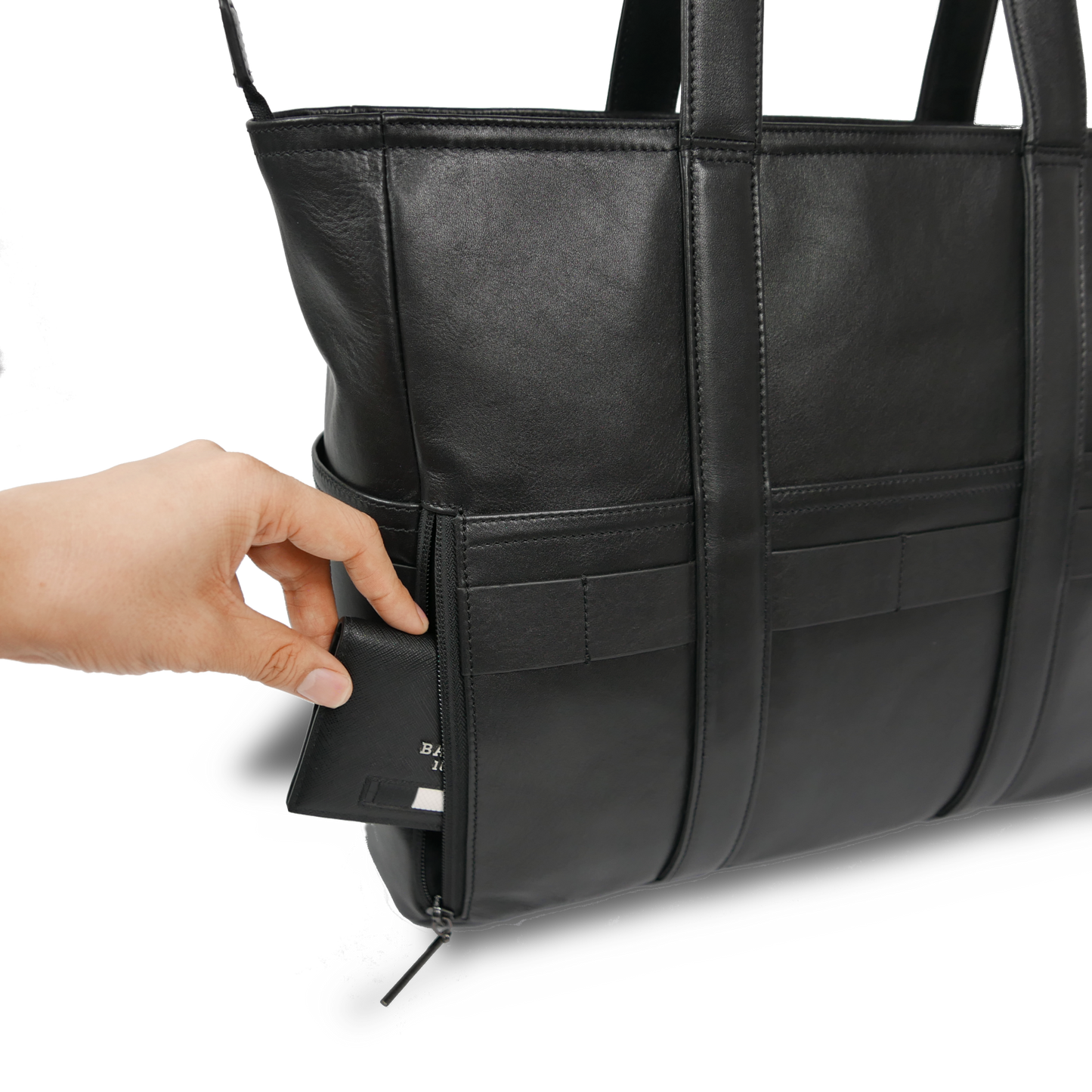 BTY《ビーティーワイ》ブラックシティトート_背面ポケットパスケース収納