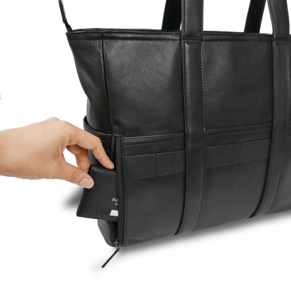 BTY《ビーティーワイ》ブラックシティトート_背面ポケットパスケース収納