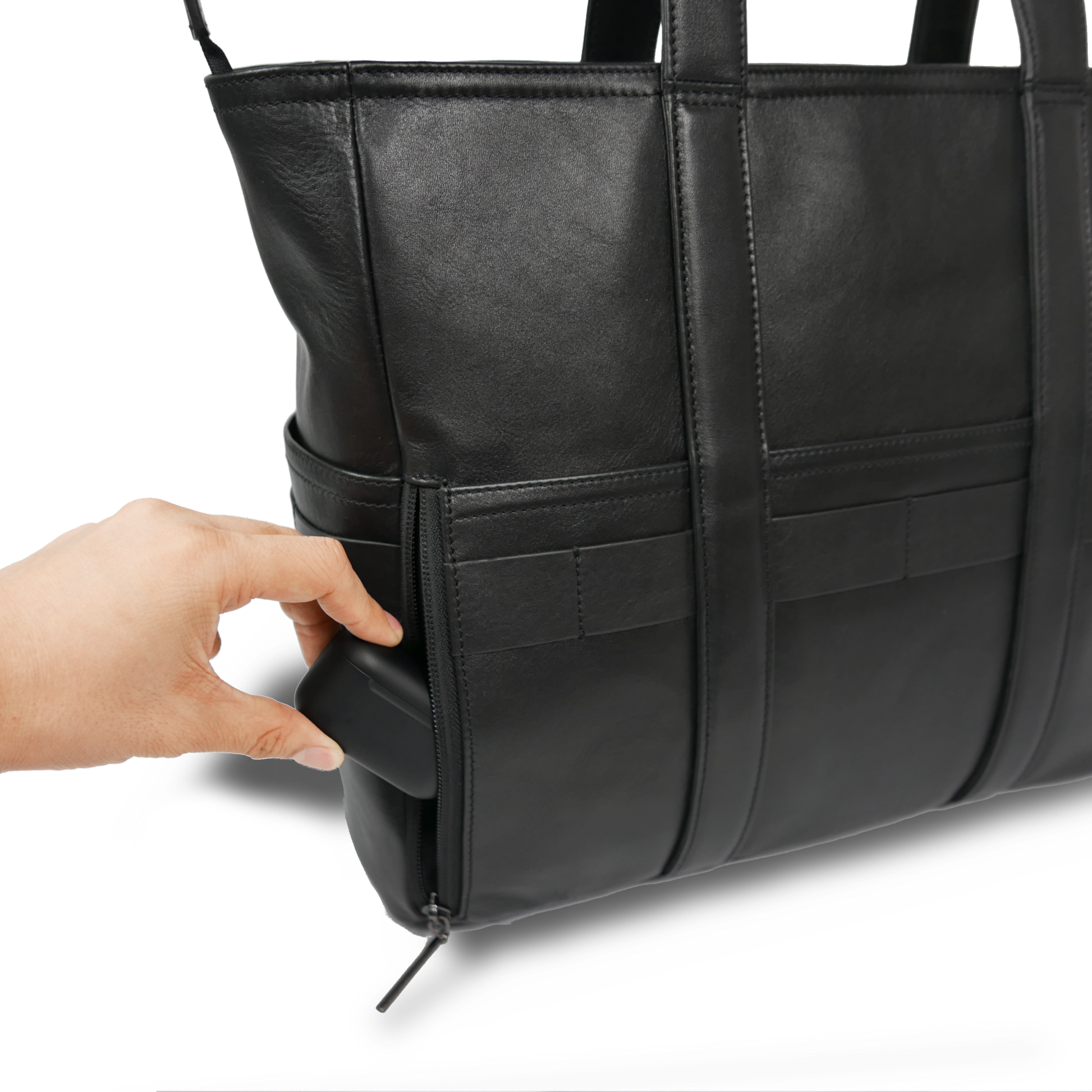 BTY《ビーティーワイ》ブラックシティトート_背面ポケットワイヤレスイヤホン収納