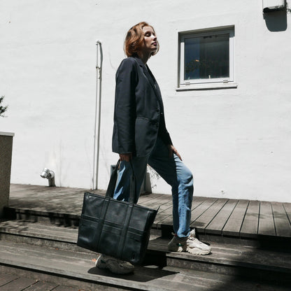 BTY《ビーティーワイ》ブラックシティトート_レディースモデルモデル③