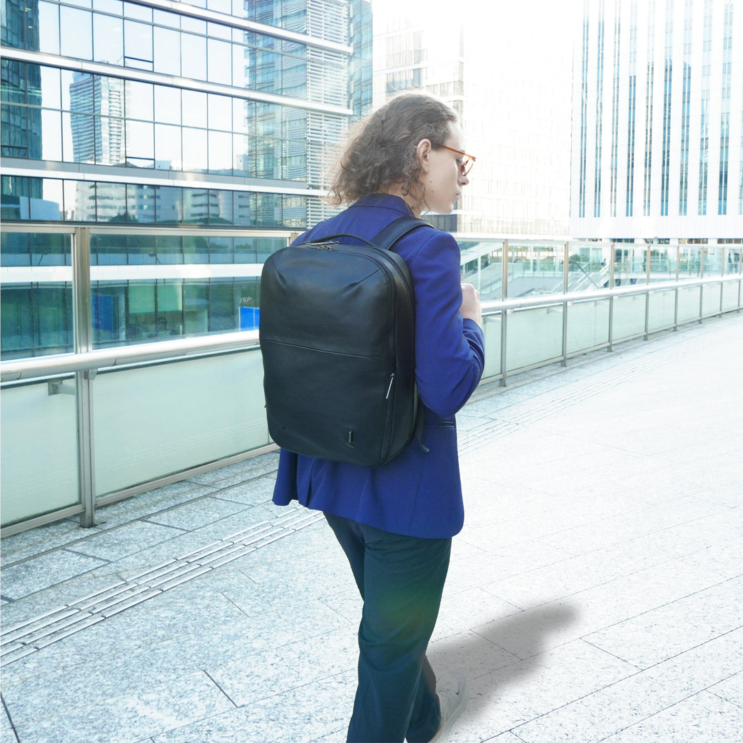 【新製品】STT《エスティーティー》ブラックシティリュック | A4 B4対応 15インチPC対応 12L 縦41cm 防水本革 大容量 ユニセックス