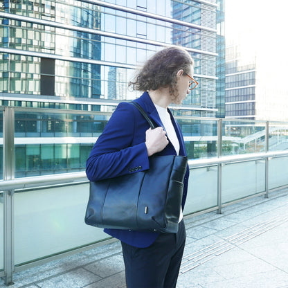 【新製品】STT《エスティーティー》ブラックシティトート | A4対応 15インチPC対応 14L 横36cm 防水本革 大容量 ユニセックス