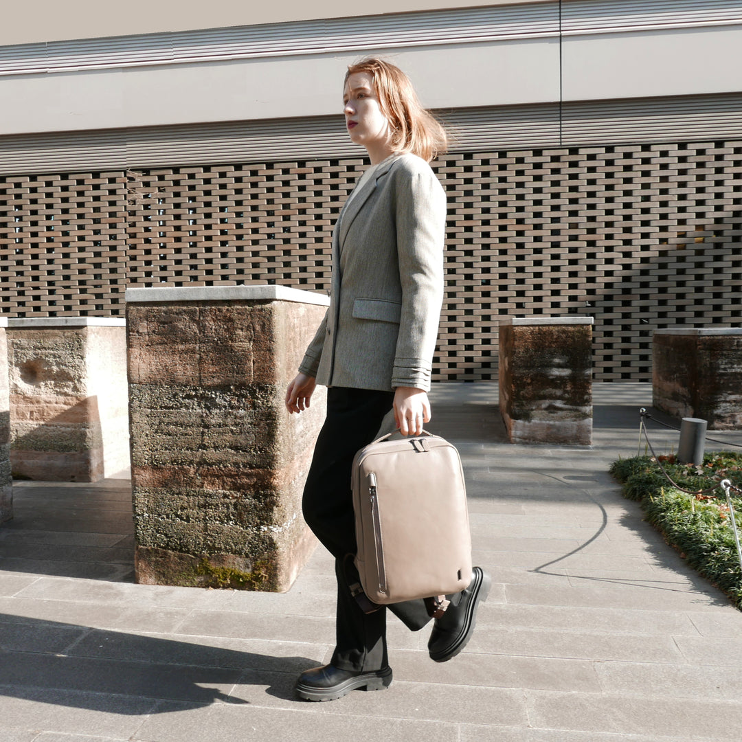 CSA《シーエスエー》グレージュシコンパクトティリュック | A4 対応 14インチPC対応 8L 縦37cm 防水本革 薄型 ユニセックス