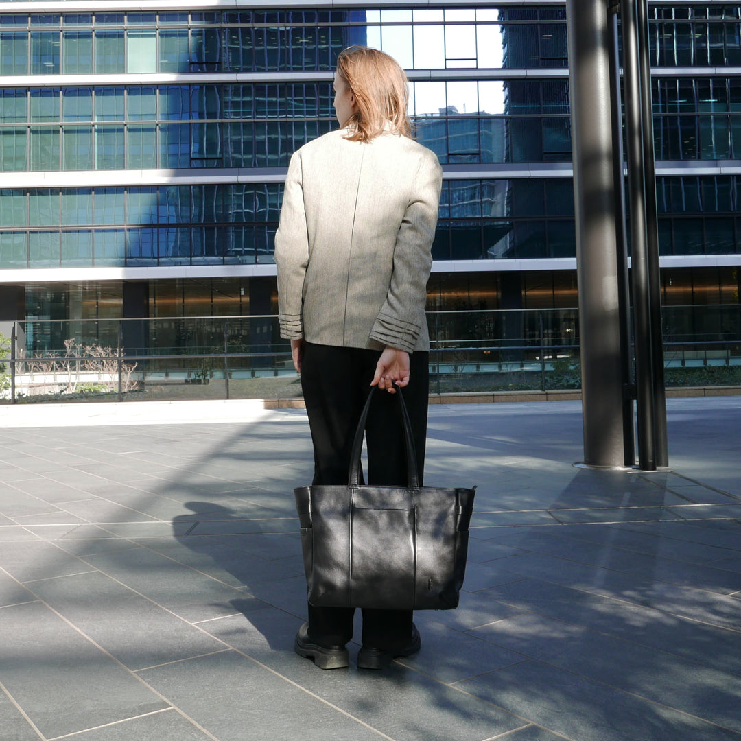 【新製品】STT《エスティーティー》ブラックシティトート | A4対応 15インチPC対応 14L 横36cm 防水本革 大容量 ユニセックス