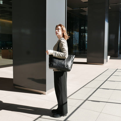 【新製品】STT《エスティーティー》ブラックシティトート | A4対応 15インチPC対応 14L 横36cm 防水本革 大容量 ユニセックス