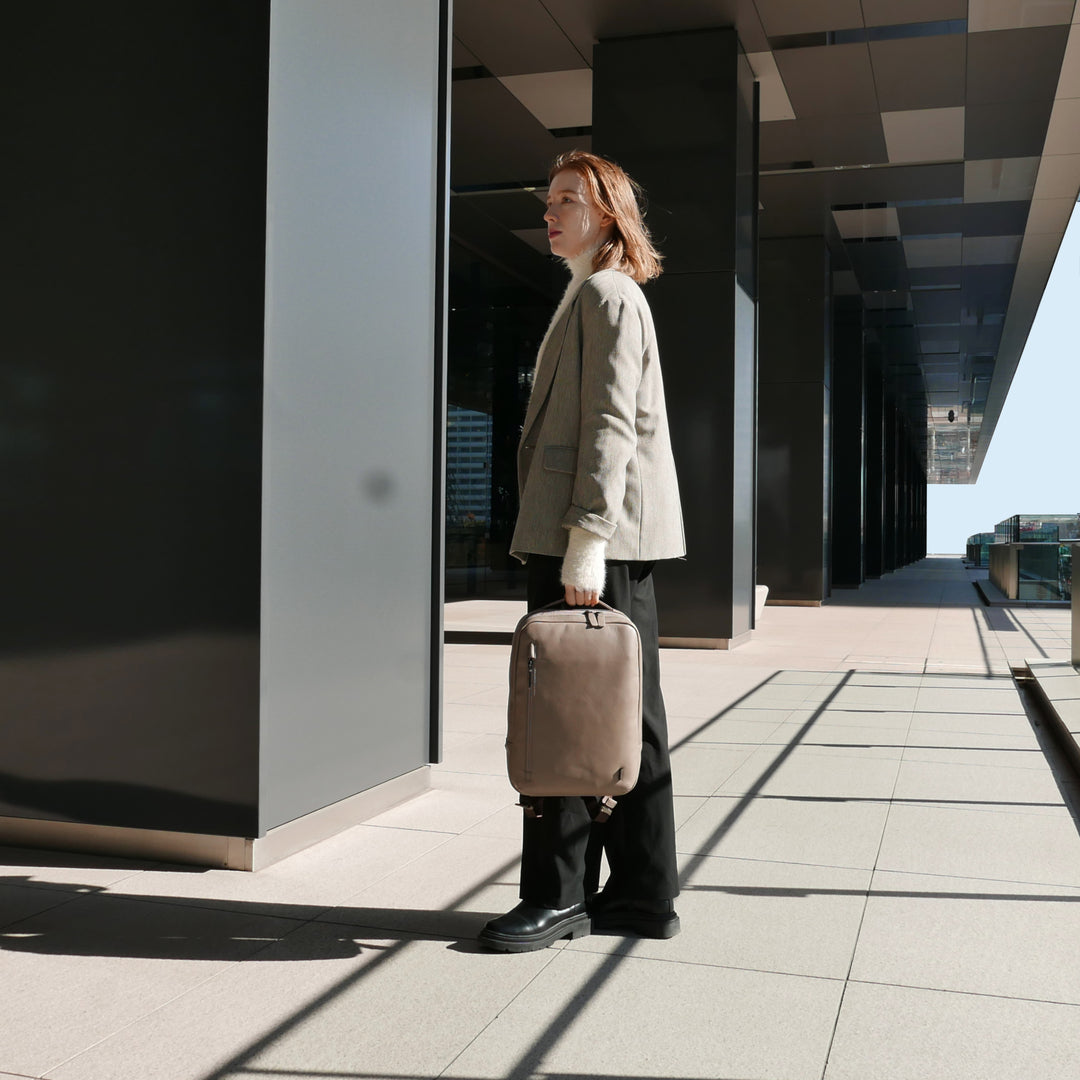 CSA《シーエスエー》グレージュシコンパクトティリュック | A4 対応 14インチPC対応 8L 縦37cm 防水本革 薄型 ユニセックス