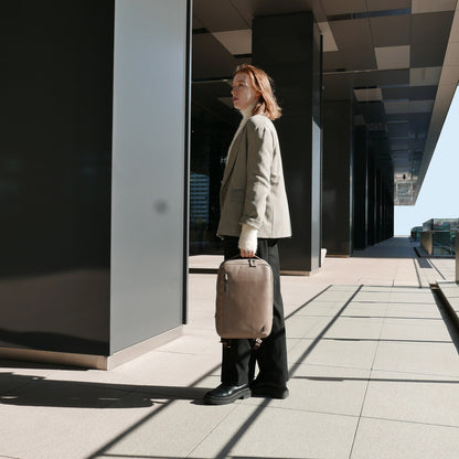 CSA《シーエスエー》グレージュシコンパクトティリュック | A4 対応 14インチPC対応 8L 縦37cm 防水本革 薄型 ユニセックス
