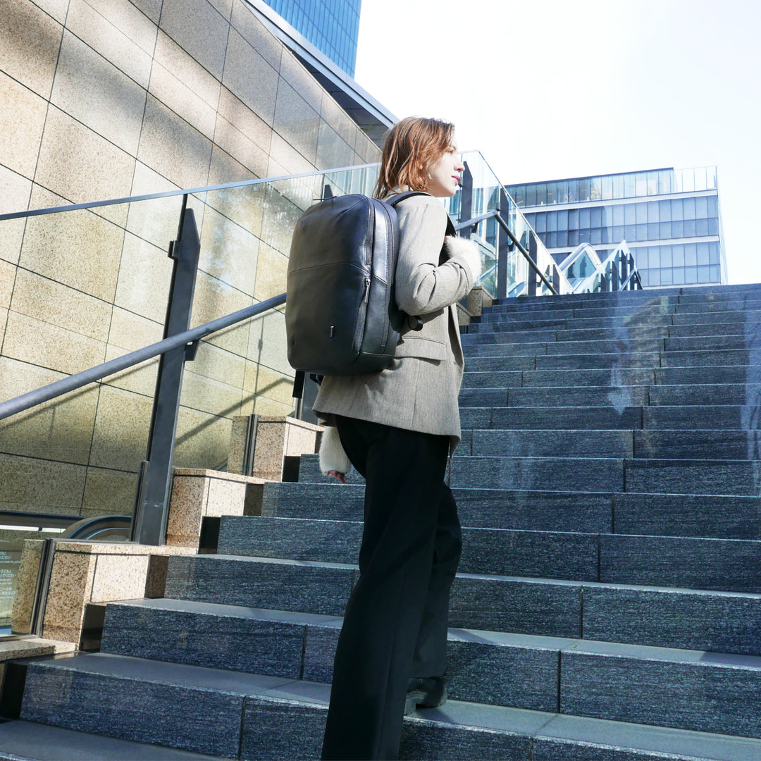 【新製品】STT《エスティーティー》ブラックシティリュック | A4 B4対応 15インチPC対応 12L 縦41cm 防水本革 大容量 ユニセックス