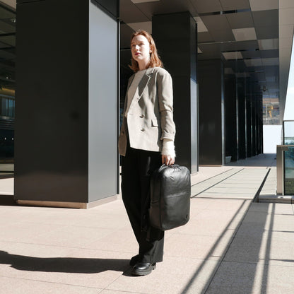 【新製品】STT《エスティーティー》ブラックシティリュック | A4 B4対応 15インチPC対応 12L 縦41cm 防水本革 大容量 ユニセックス