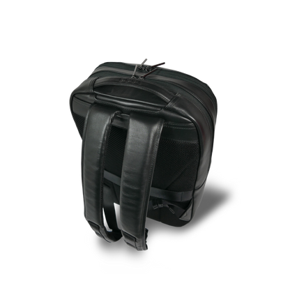 【新製品】STT《エスティーティー》ブラックシティリュック | A4 B4対応 15インチPC対応 12L 縦41cm 防水本革 大容量 ユニセックス