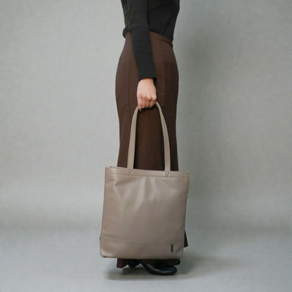 【新製品】BEH《ビーエイチ》スマートシティトート | A4対応 13インチPC対応 縦型 5L 横34.5cm 防水本革 軽量 薄型 ユニセックス