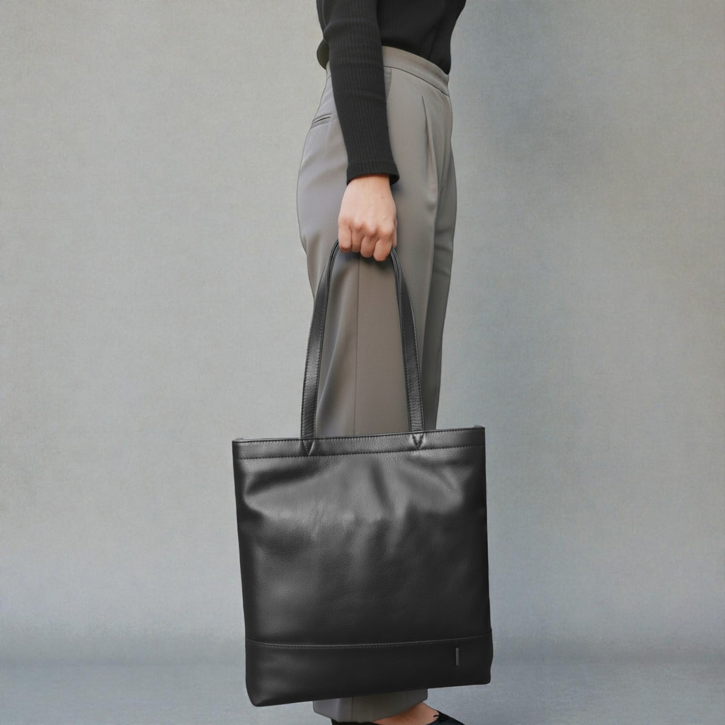 【新製品】BEH《ビーエイチ》スマートシティトート | A4対応 13インチPC対応 縦型 5L 横34.5cm 防水本革 軽量 薄型 ユニセックス