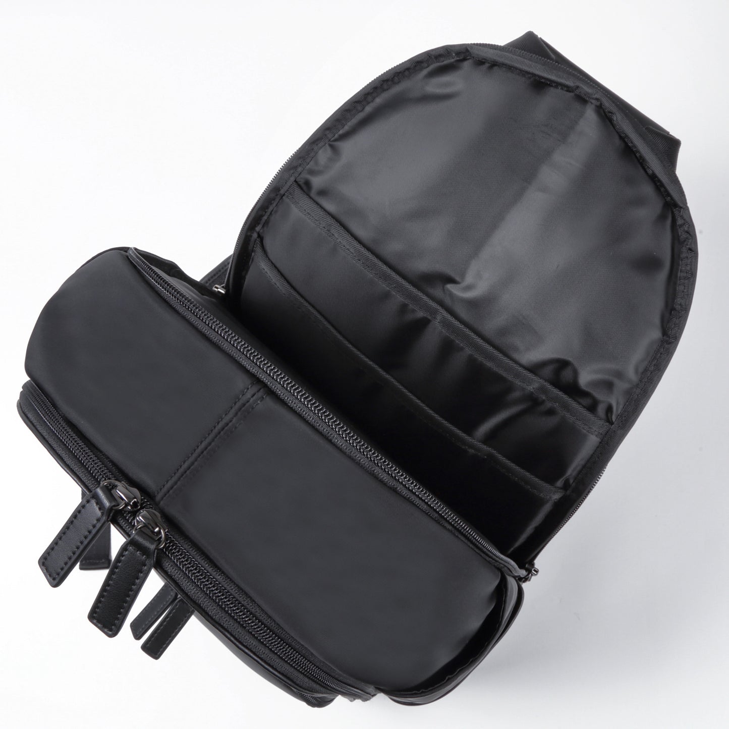 TAN《タン》ブラックシティリュック_背面コンパートメント