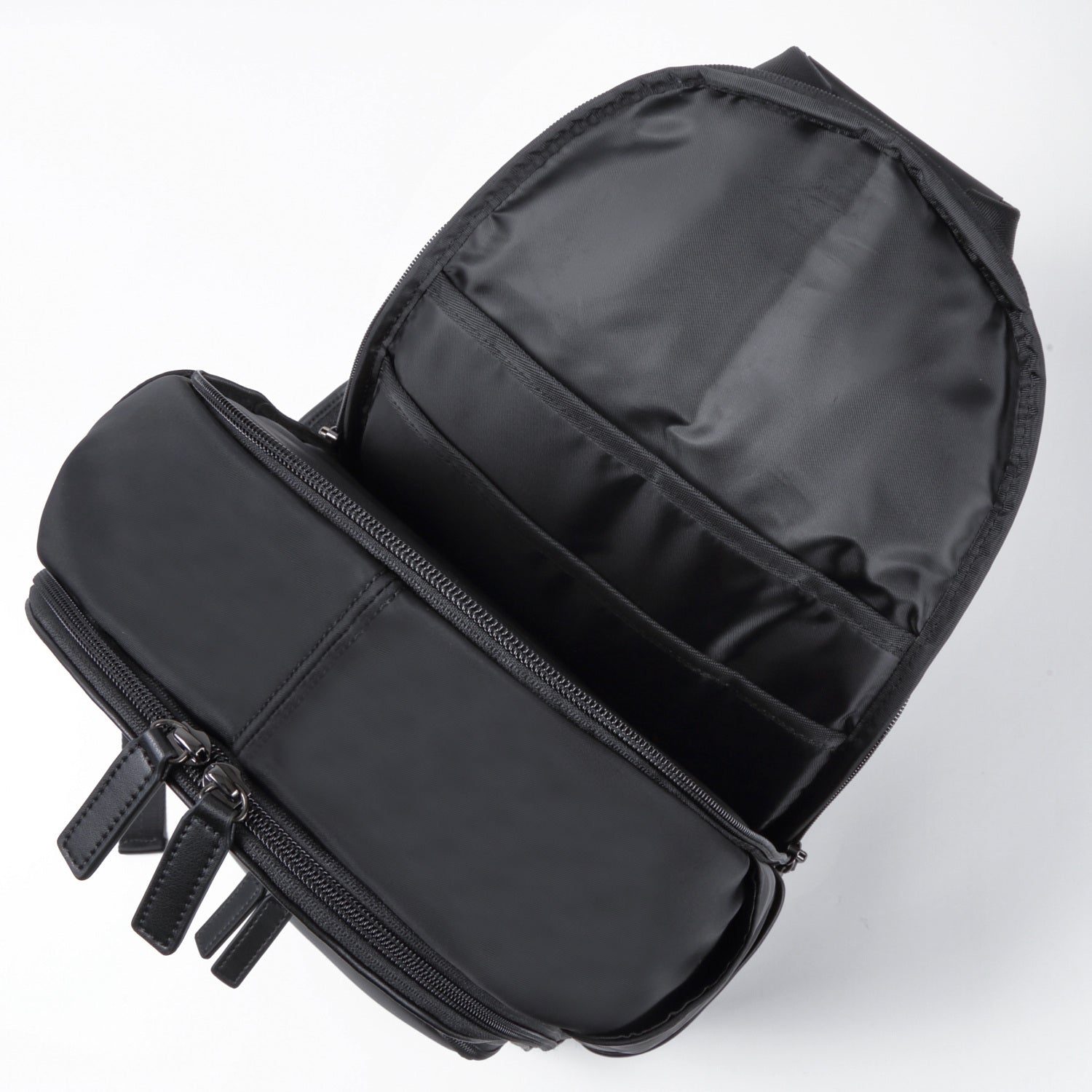 TAN《タン》ブラックシティリュック_背面コンパートメント