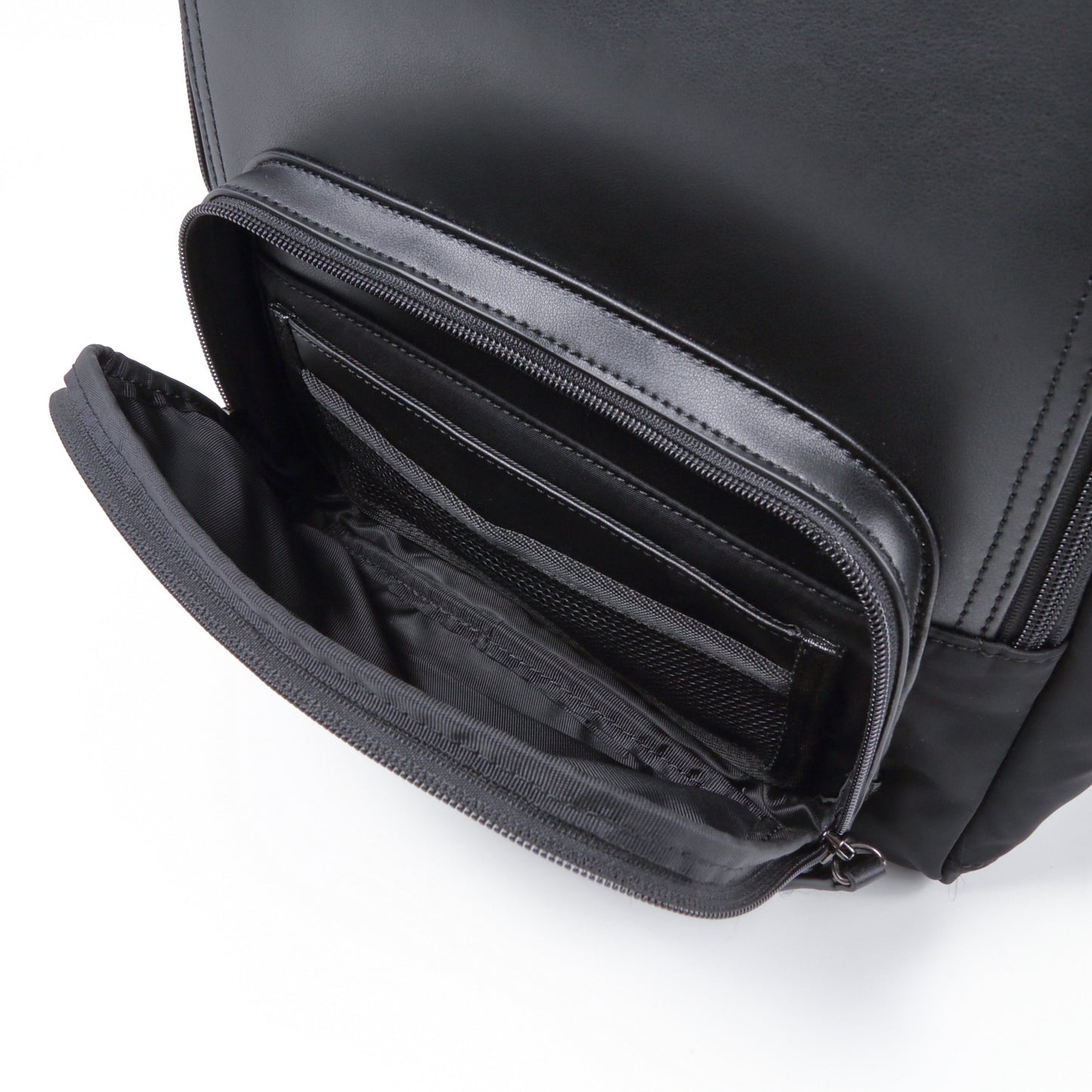 TAN《タン》ブラックシティリュック_前面ポケット