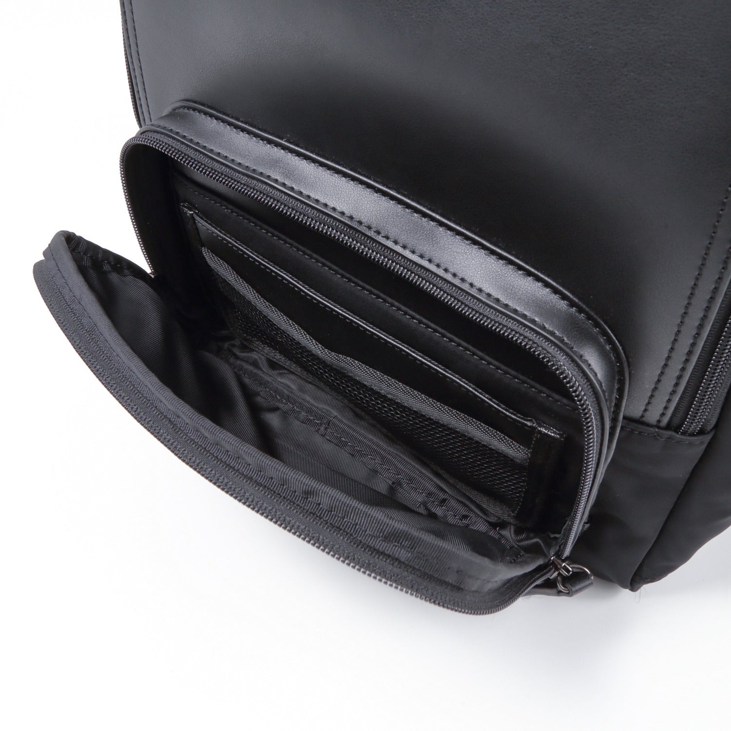 TAN《タン》ブラックシティリュック_前面ポケット