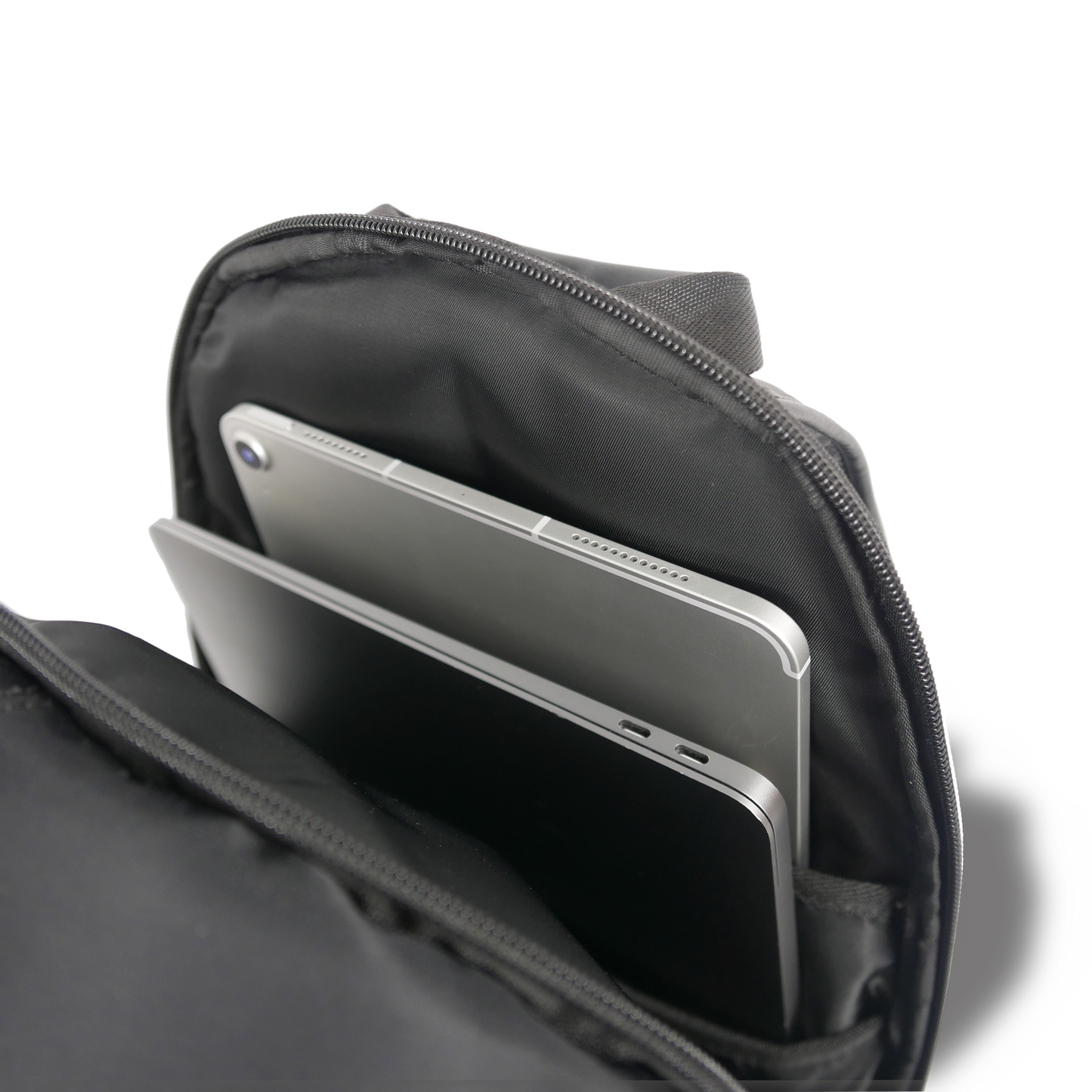 TAN《タン》ブラックシティリュック_背面コンパートメントPC/タブレット