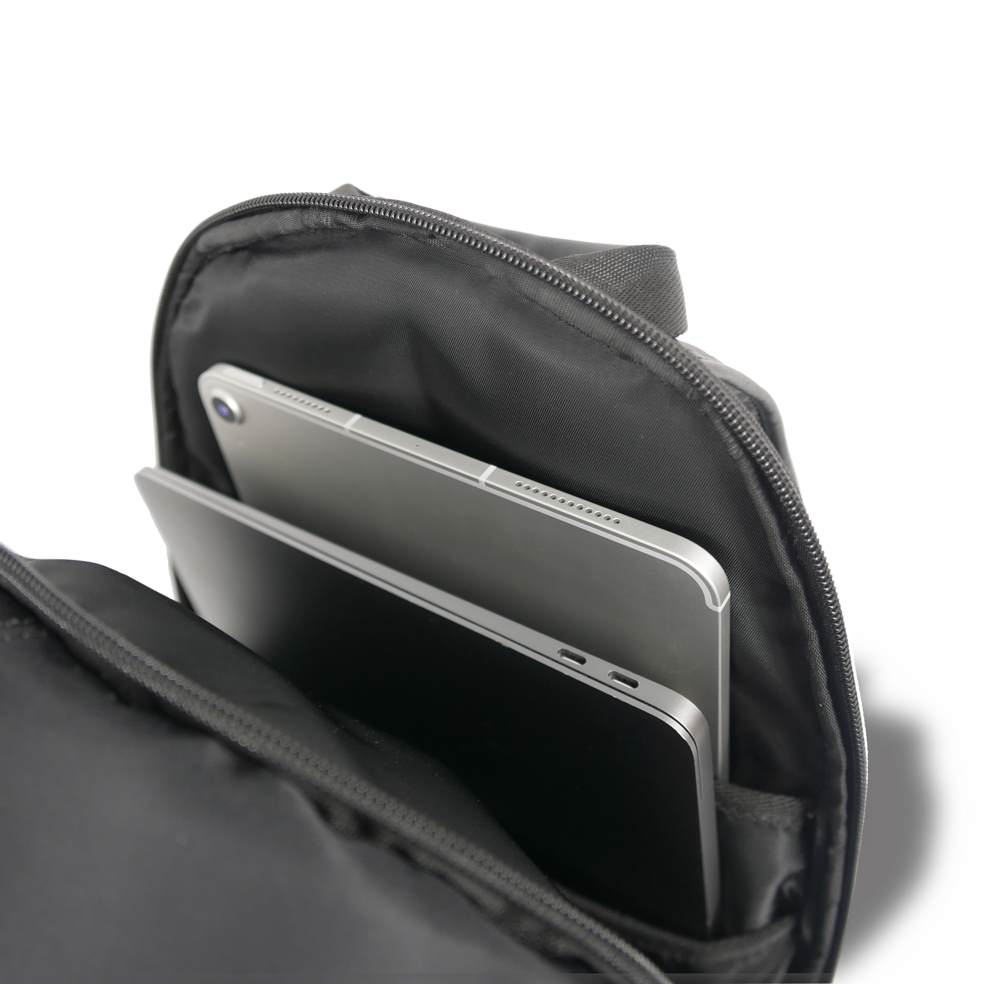 TAN《タン》ブラックシティリュック_背面コンパートメントPC/タブレット