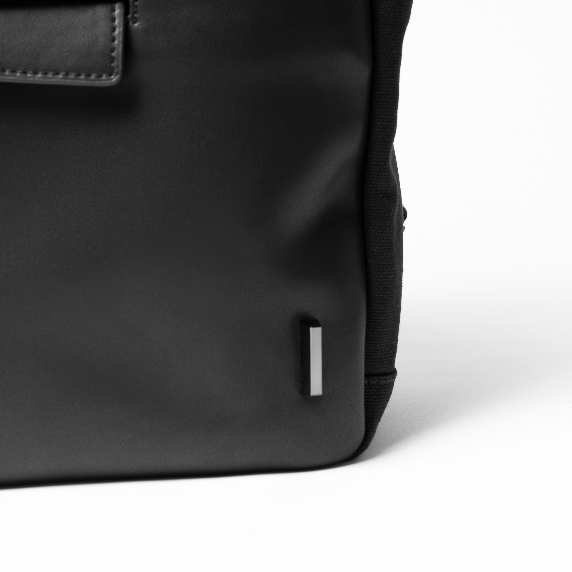 MUKO《ムコ》ブラックシティリュック_ブランドロゴ