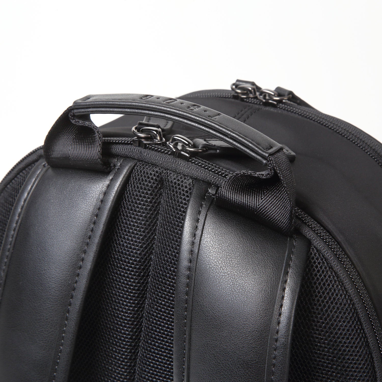 TAN《タン》ブラックシティリュック_上部背面