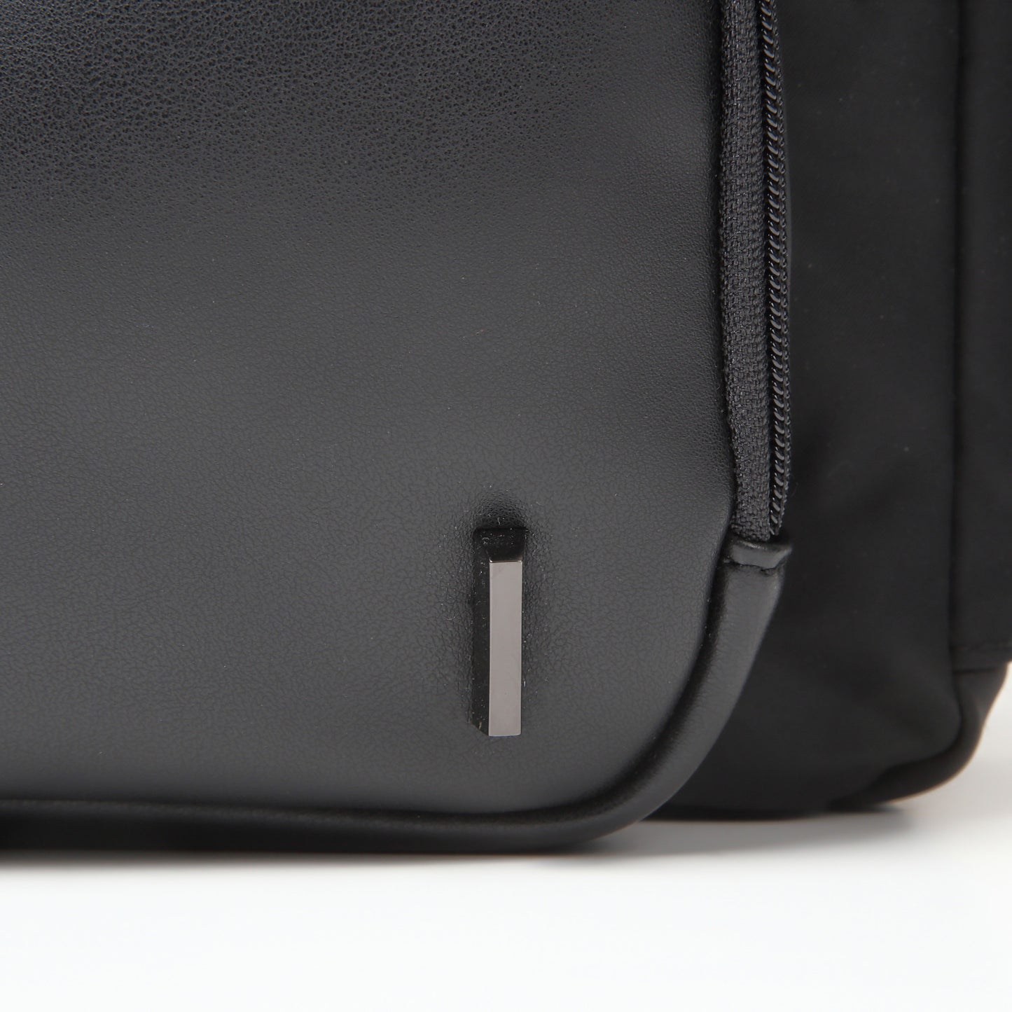 TAN《タン》ブラックシティリュック_ブランドロゴ