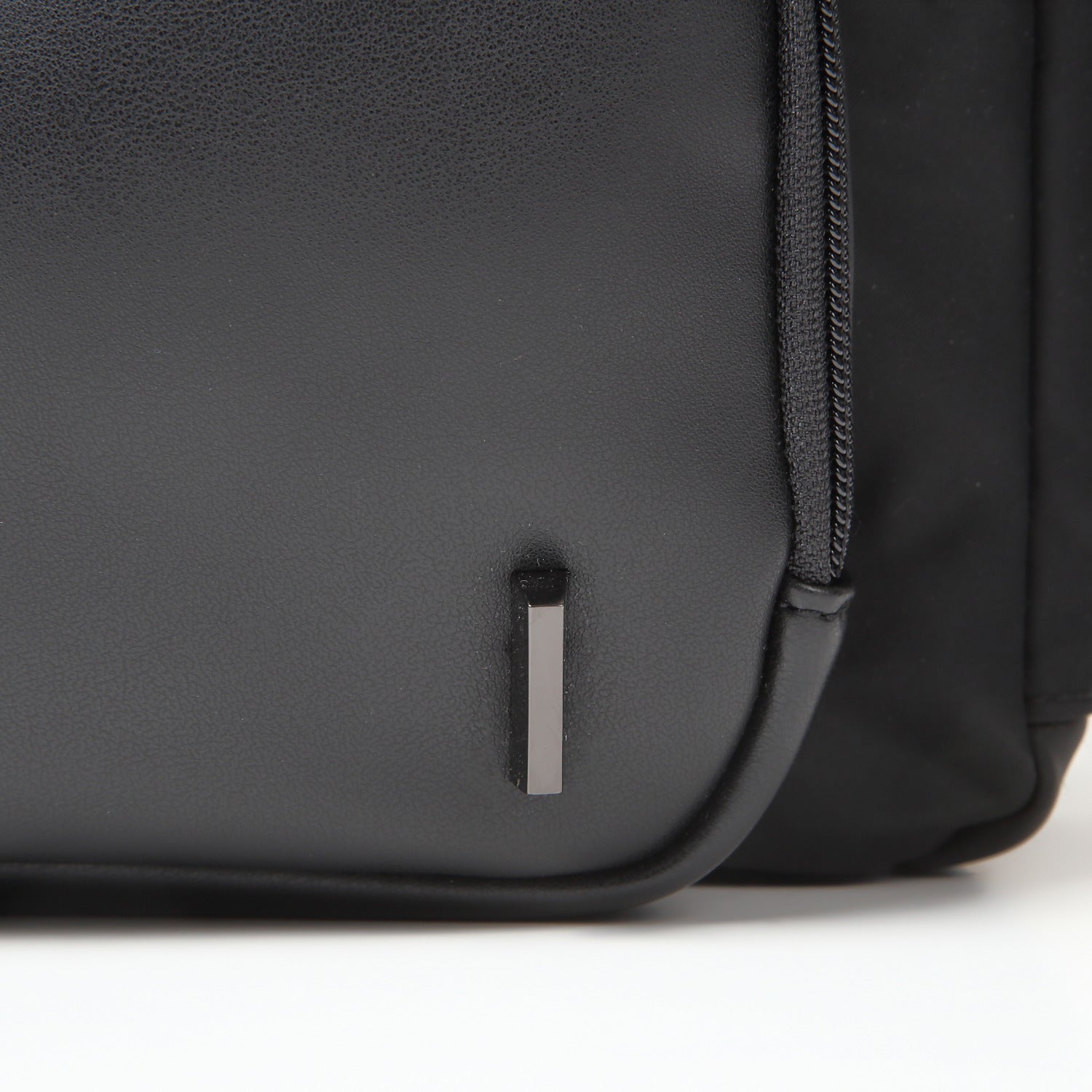 TAN《タン》ブラックシティリュック_ブランドロゴ