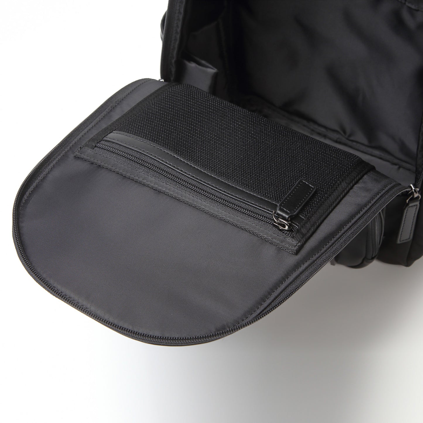 TAN《タン》ブラックシティリュック_内部メッシュポケット