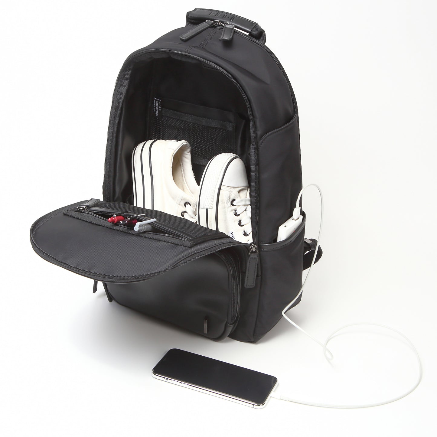 TAN《タン》ブラックシティリュック_斜め正面収納イメージ