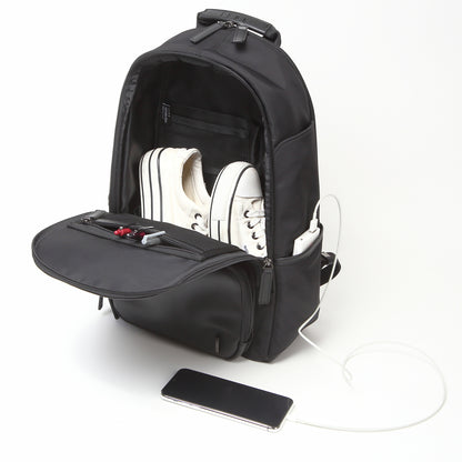 TAN《タン》ブラックシティリュック_斜め正面収納イメージ